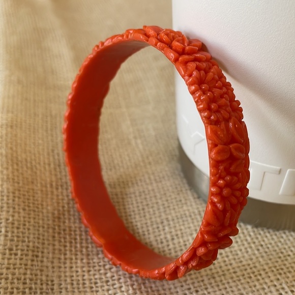 VTG carved celluloid coral color floral bangle - Picture 5 of 8